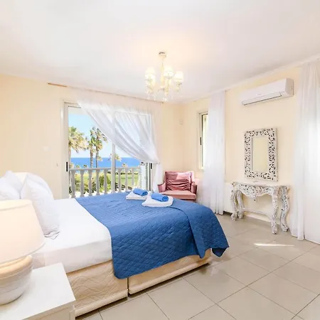 Willa Royal Beachfront