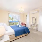וילה Royal Beachfront