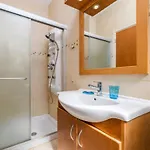 Royal Beachfront וילה פרוטאראס