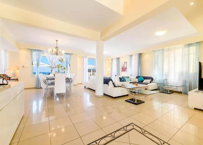 Royal Beachfront Vila *